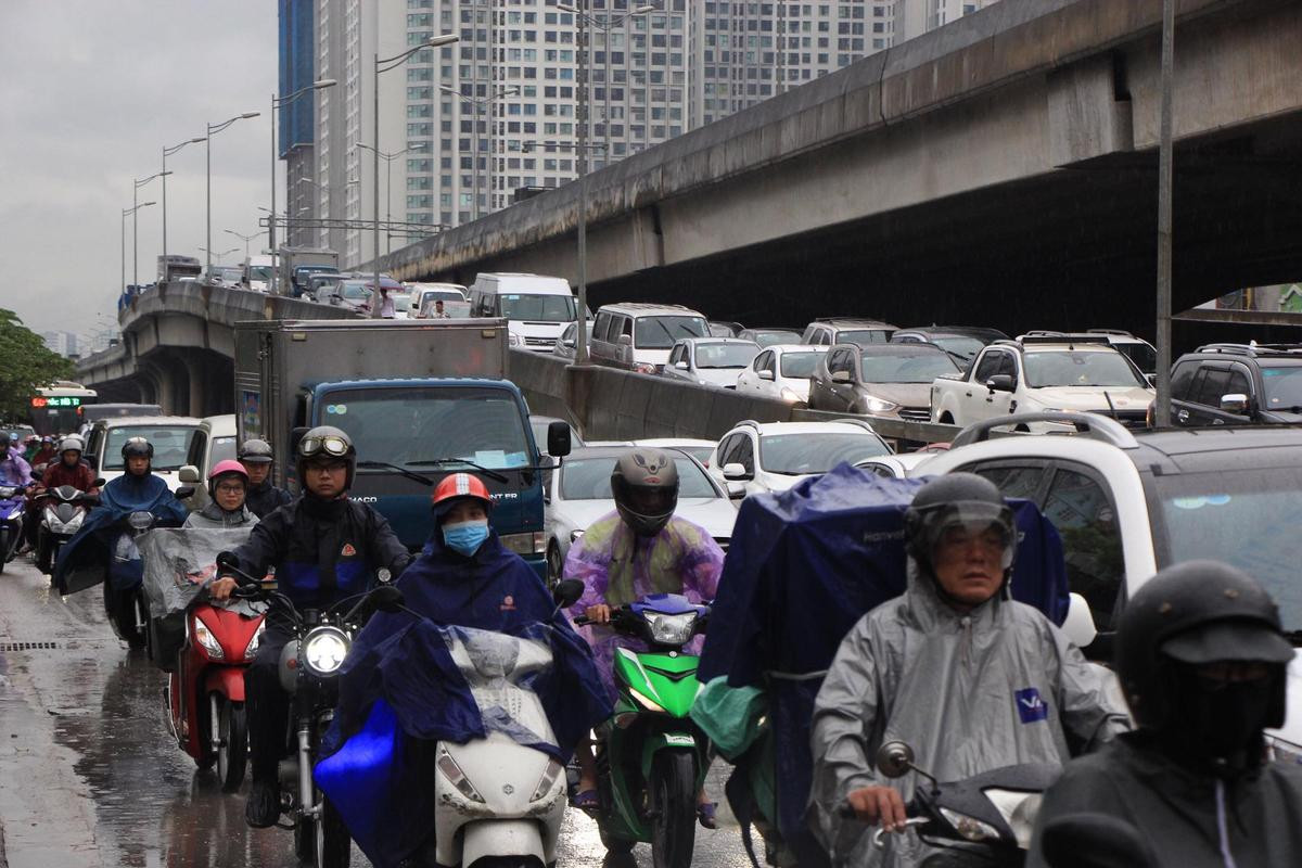 Mây đen giăng kín bầu trời Hà Nội, nhiều tuyến đường ách tắc kéo dài Ảnh 9