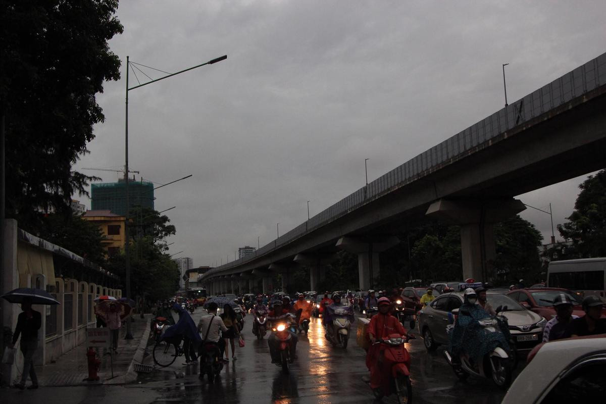 Mây đen giăng kín bầu trời Hà Nội, nhiều tuyến đường ách tắc kéo dài Ảnh 2