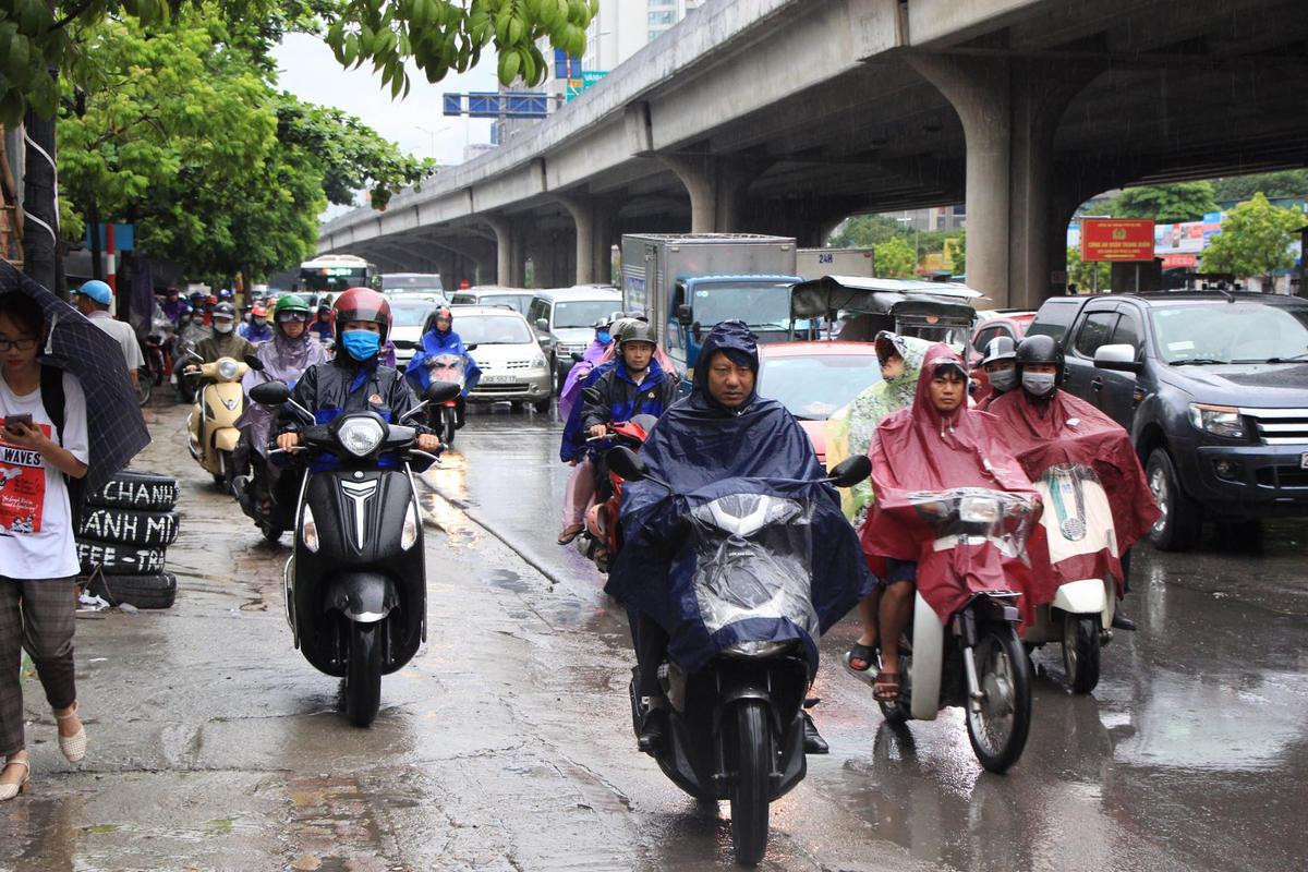 Mây đen giăng kín bầu trời Hà Nội, nhiều tuyến đường ách tắc kéo dài Ảnh 5