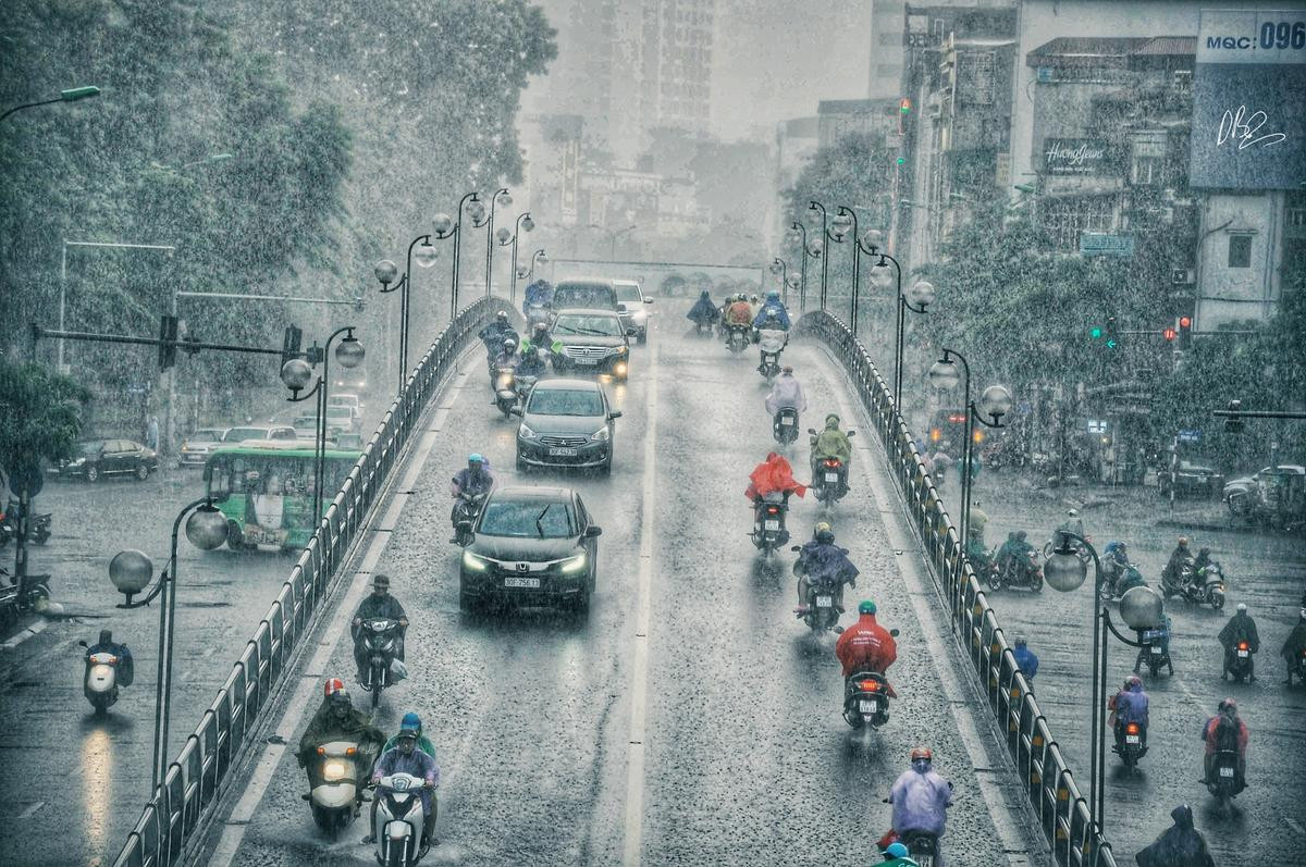 Quên cảnh tắc đường đi, dòng người hối hả dưới cơn mưa chiều tan tầm ở Hà Nội cũng thơ mộng lắm Ảnh 2