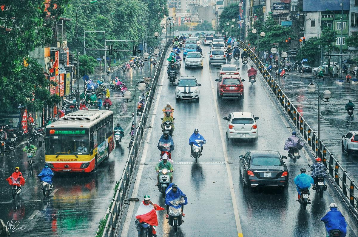 Quên cảnh tắc đường đi, dòng người hối hả dưới cơn mưa chiều tan tầm ở Hà Nội cũng thơ mộng lắm Ảnh 1