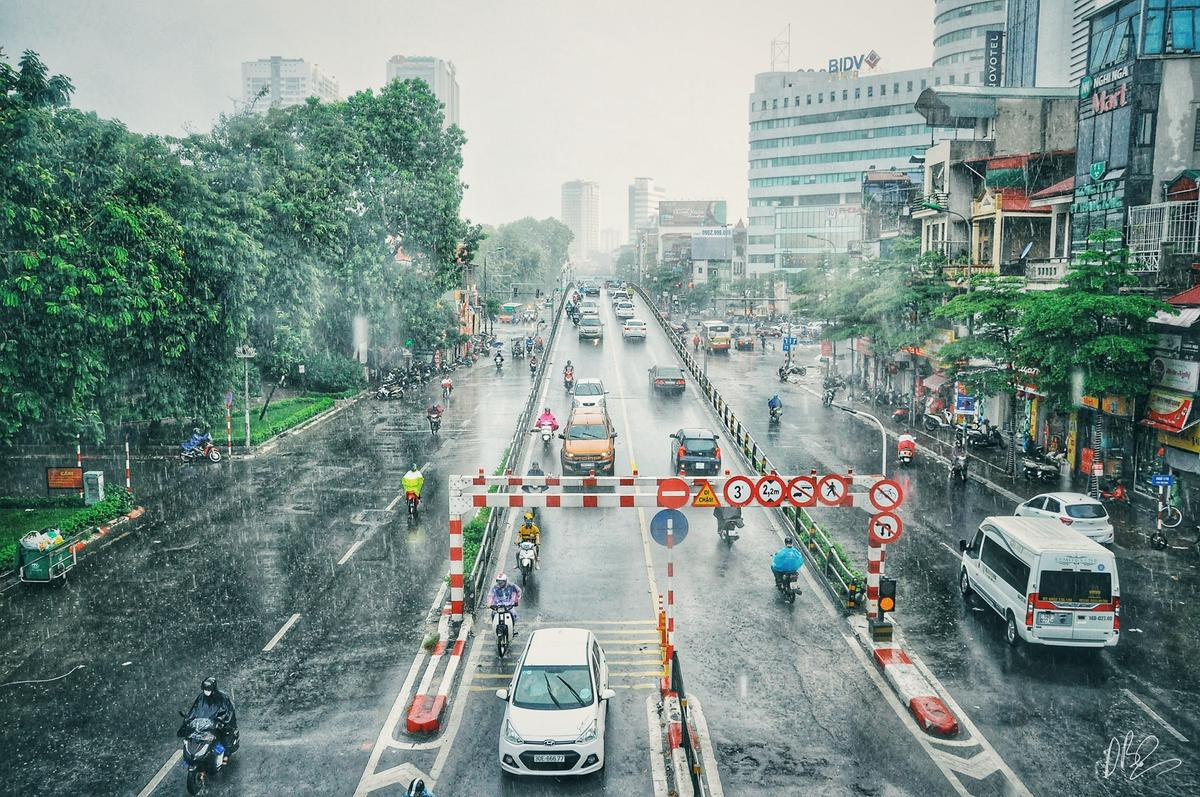 Quên cảnh tắc đường đi, dòng người hối hả dưới cơn mưa chiều tan tầm ở Hà Nội cũng thơ mộng lắm Ảnh 13