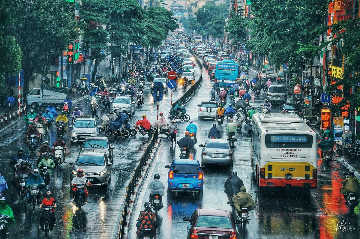 Quên cảnh tắc đường đi, dòng người hối hả dưới cơn mưa chiều tan tầm ở Hà Nội cũng thơ mộng lắm Ảnh 3