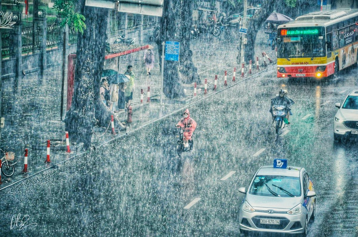 Quên cảnh tắc đường đi, dòng người hối hả dưới cơn mưa chiều tan tầm ở Hà Nội cũng thơ mộng lắm Ảnh 8