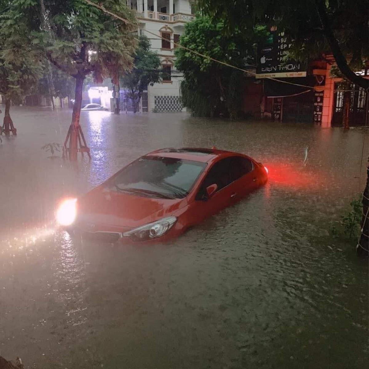 Mưa lớn làm ngập sâu nhiều tuyến đường, TP Thái Nguyên huy động quân đội hỗ trợ người dân Ảnh 1