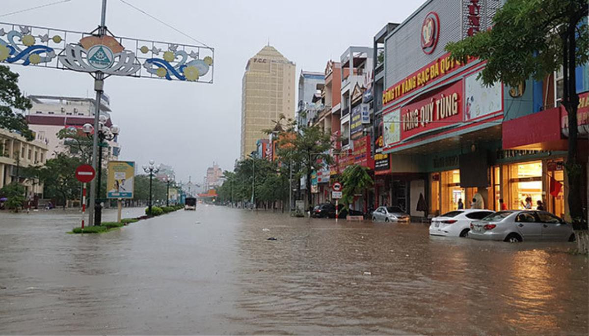 Mưa lớn làm ngập sâu nhiều tuyến đường, TP Thái Nguyên huy động quân đội hỗ trợ người dân Ảnh 4