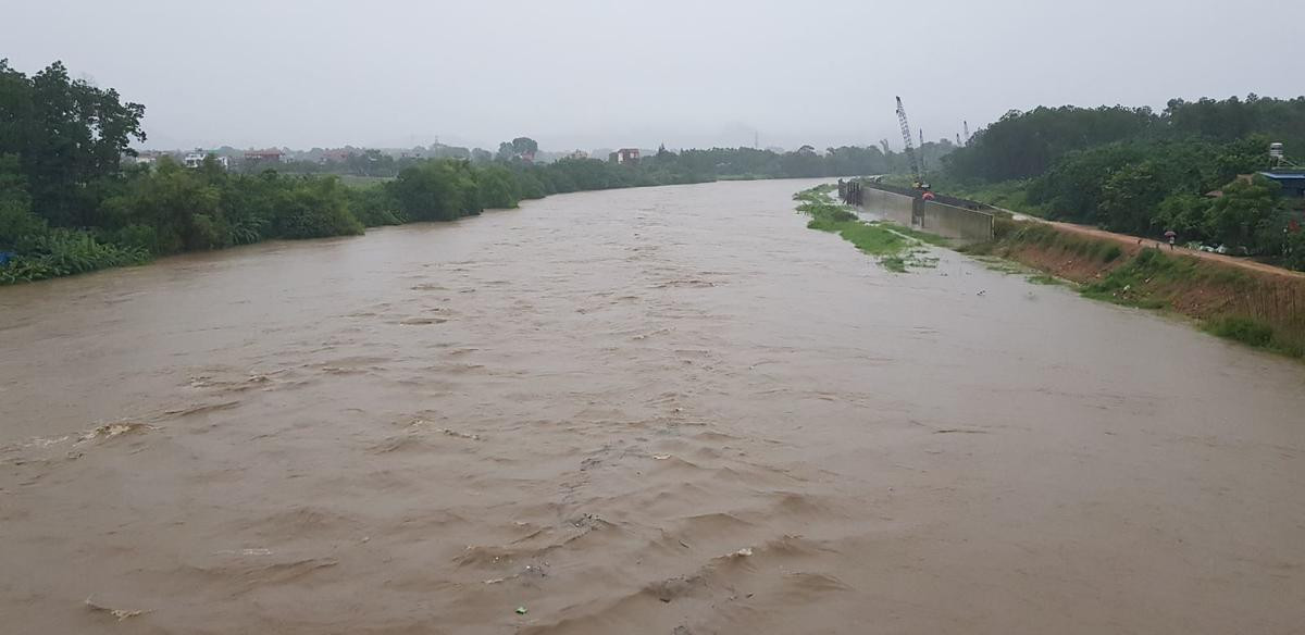 Mưa lớn làm ngập sâu nhiều tuyến đường, TP Thái Nguyên huy động quân đội hỗ trợ người dân Ảnh 5