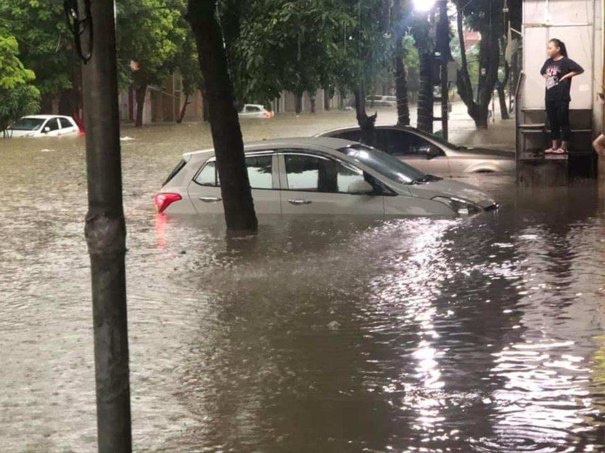 Mưa lớn làm ngập sâu nhiều tuyến đường, TP Thái Nguyên huy động quân đội hỗ trợ người dân Ảnh 3