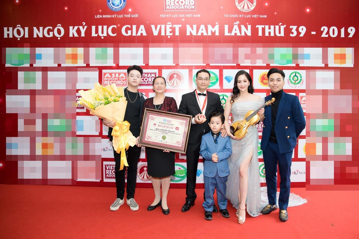 Khánh Thi cùng chồng con mừng anh trai nhận kỷ lục Việt Nam Ảnh 2