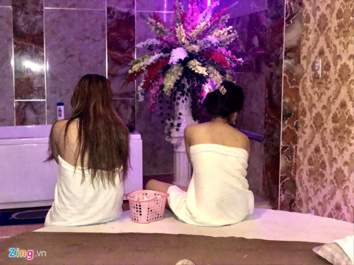 Bắt quả tang tiếp viên khoả thân kích dục cho khách trong tiệm massage ở Sài Gòn Ảnh 1