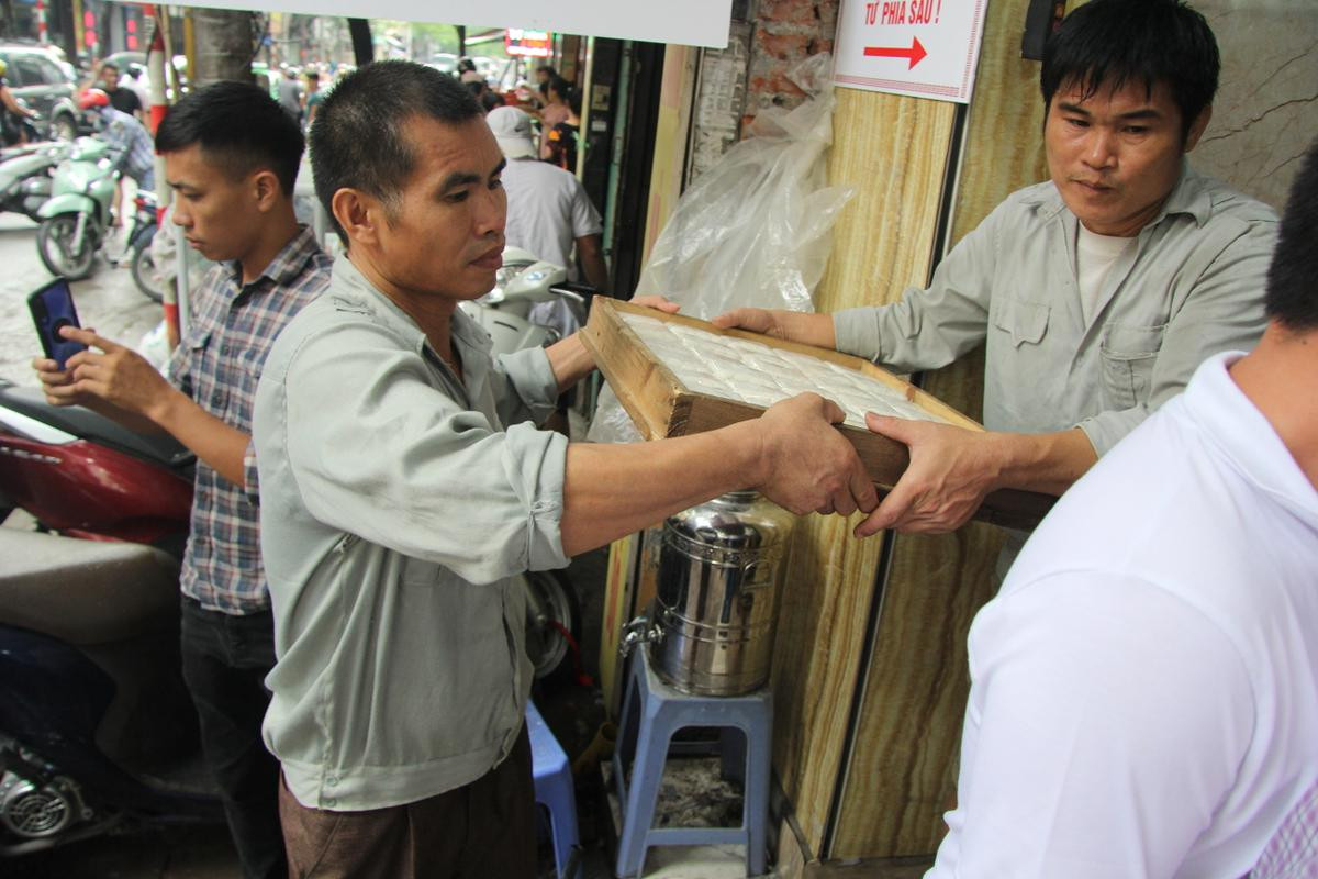 Nhiều người ở  xa cũng đến xếp hàng cả tiếng đồng hồ chờ mua, tiệm bánh trung thu Bảo Phương liên tục treo biển hết hàng Ảnh 8