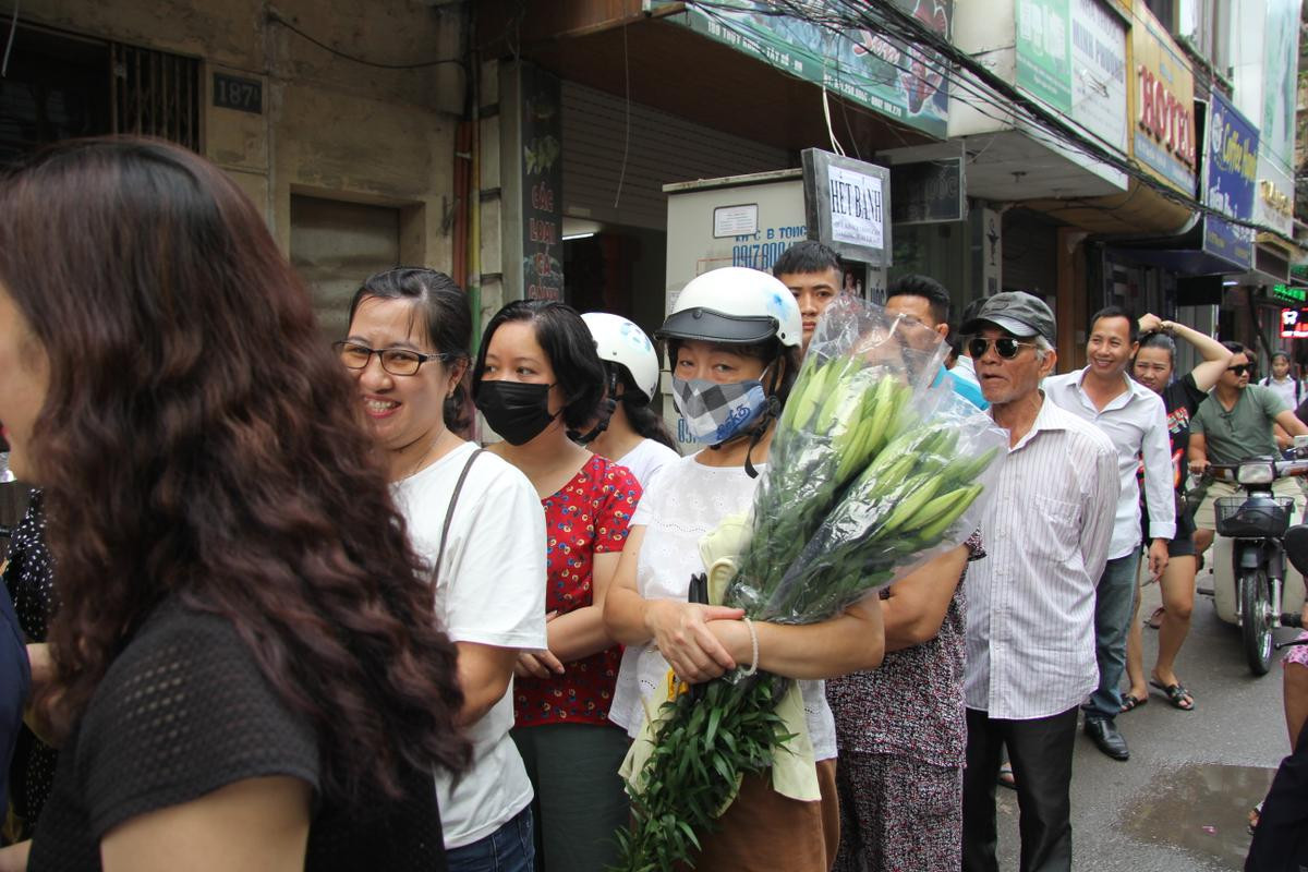 Nhiều người ở  xa cũng đến xếp hàng cả tiếng đồng hồ chờ mua, tiệm bánh trung thu Bảo Phương liên tục treo biển hết hàng Ảnh 19