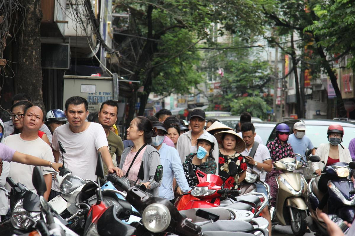 Nhiều người ở  xa cũng đến xếp hàng cả tiếng đồng hồ chờ mua, tiệm bánh trung thu Bảo Phương liên tục treo biển hết hàng Ảnh 16