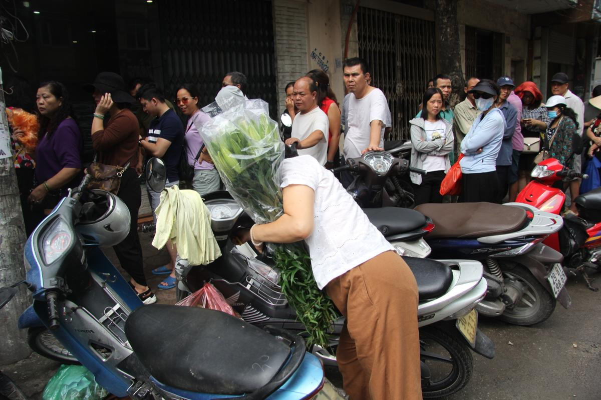 Nhiều người ở  xa cũng đến xếp hàng cả tiếng đồng hồ chờ mua, tiệm bánh trung thu Bảo Phương liên tục treo biển hết hàng Ảnh 20