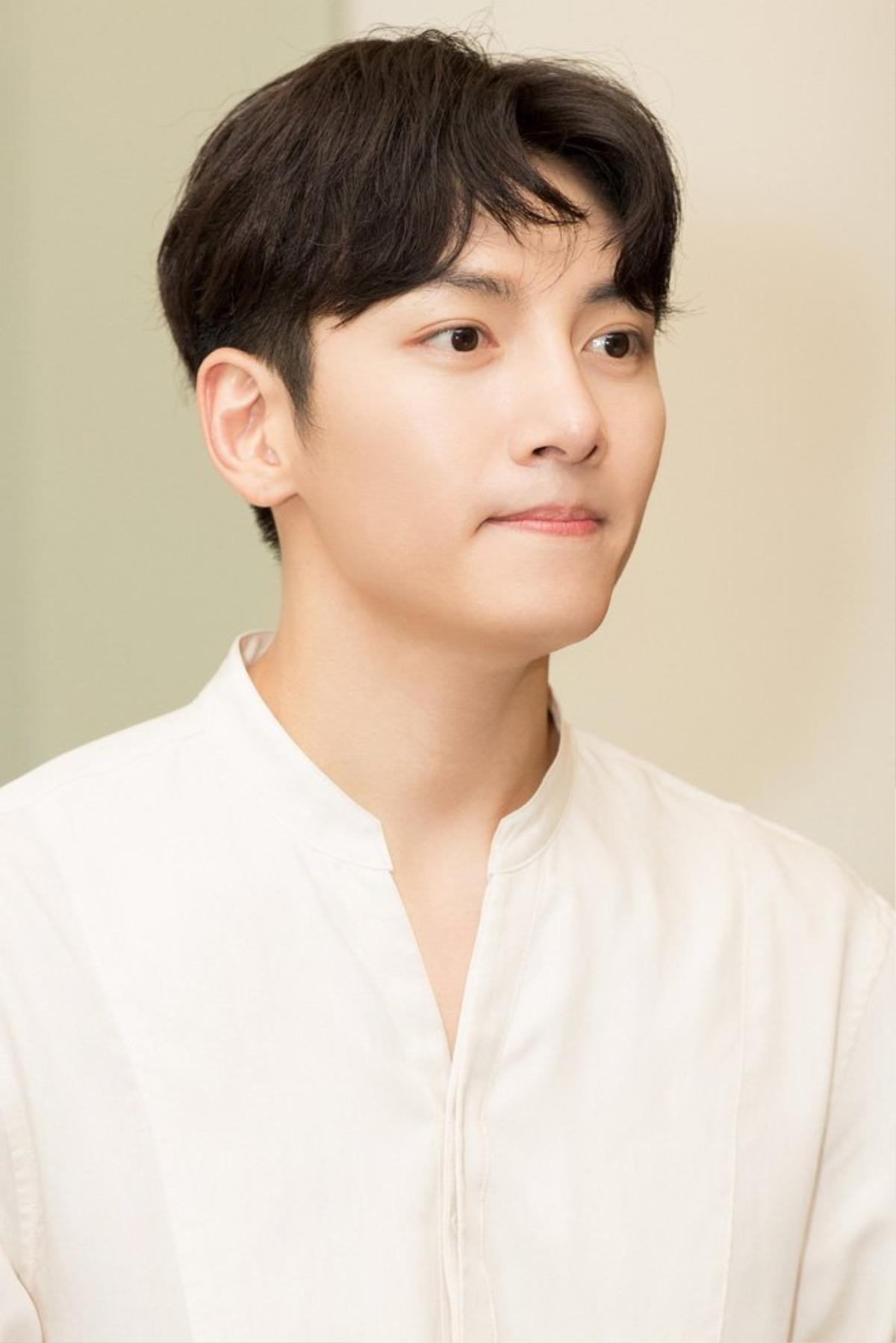 Trở về Hàn sau khi hủy show ở Việt Nam: Ji Chang Wook bừng sáng, được truyền thông vây quanh tại sân bay Ảnh 5