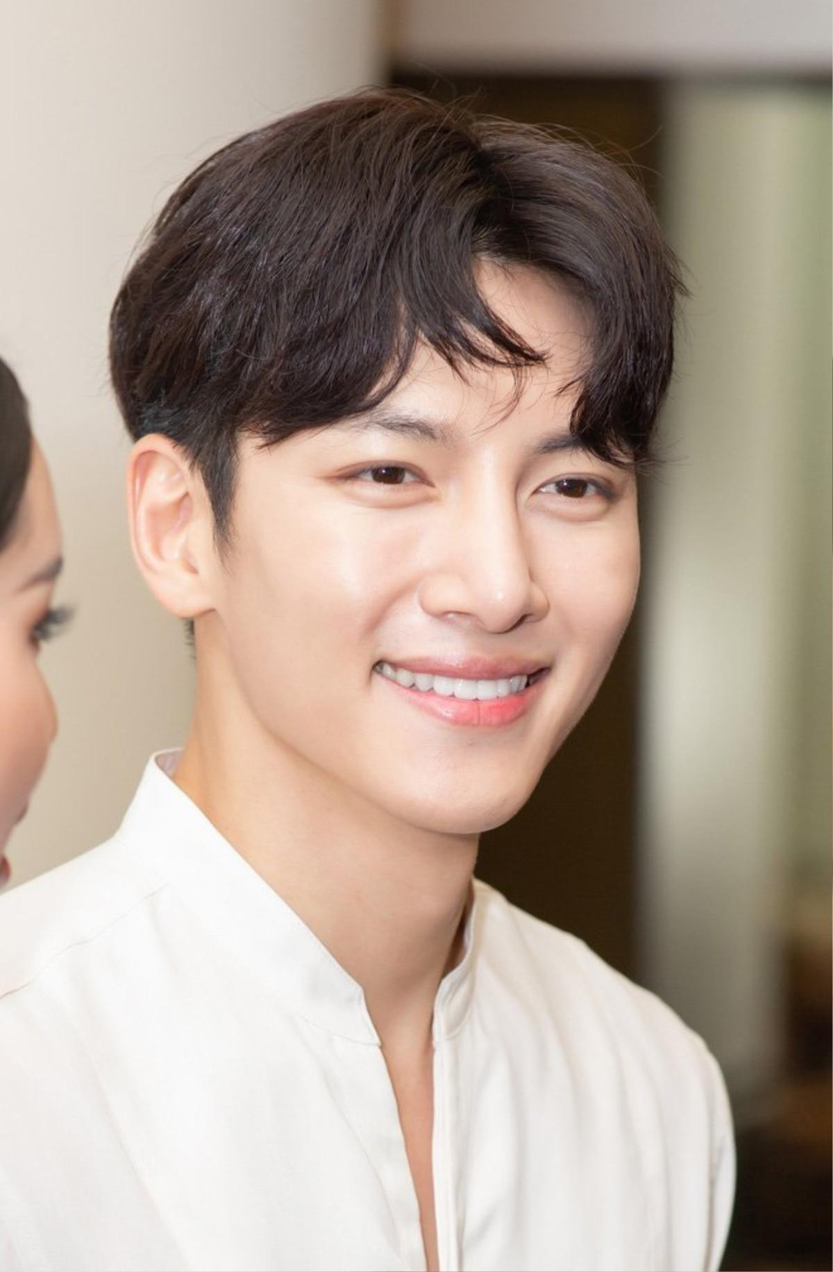 Trở về Hàn sau khi hủy show ở Việt Nam: Ji Chang Wook bừng sáng, được truyền thông vây quanh tại sân bay Ảnh 6