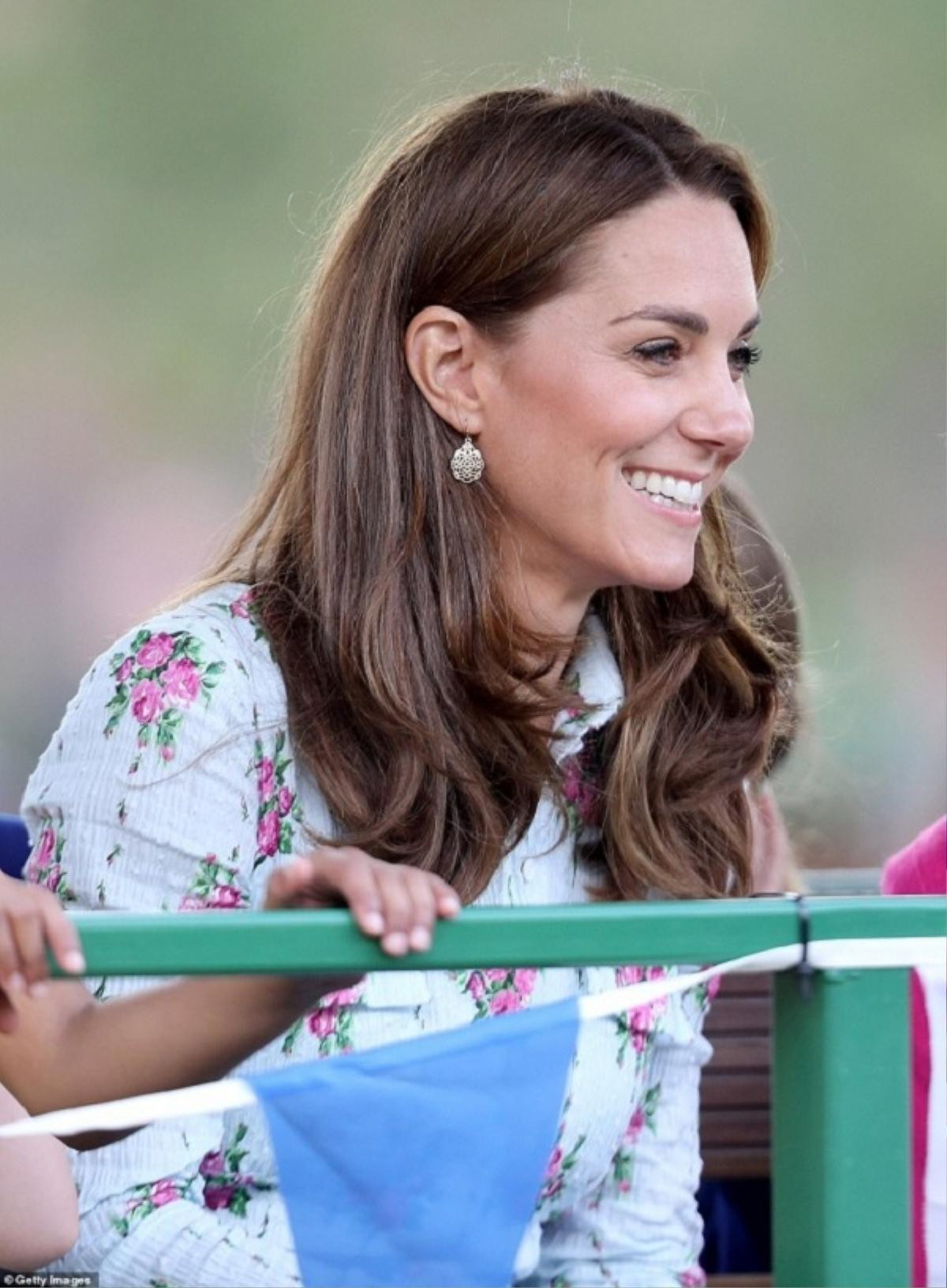 Công nương Kate Middleton tươi như hoa trong chiếc váy gần 50 triệu đồng Ảnh 5