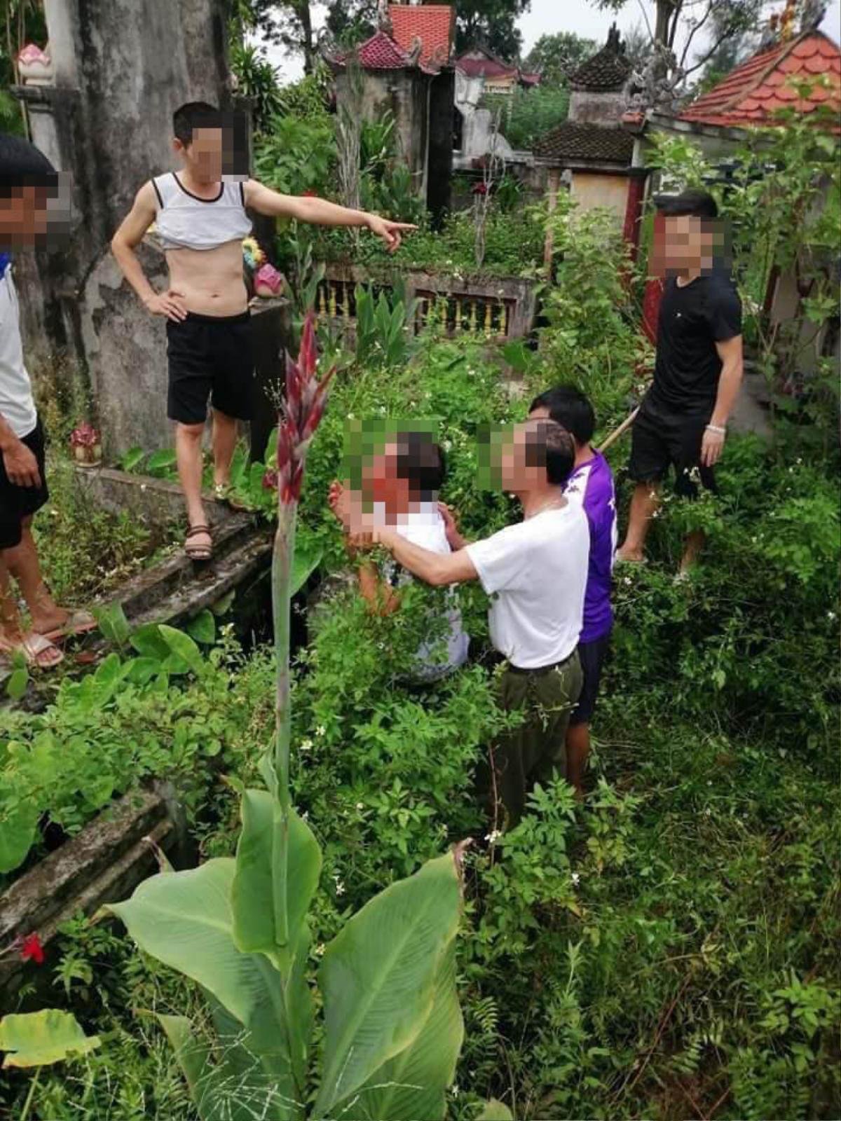 Nghi người đàn ông bắt cóc trẻ em, rất đông người dân vây kín ủy ban xã Ảnh 1