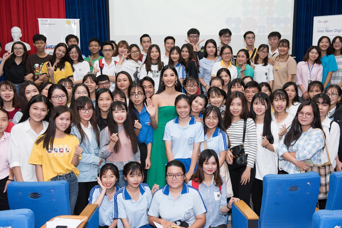 Ngày càng quyến rũ, Hoàng Thùy tích cực chăm chút dự án WE mang đến Miss Universe 2019 Ảnh 6