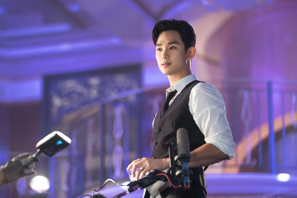 Choáng ngợp trước vẻ ngoài trẻ trung, điển trai của Kim Soo Hyun tại hậu trường bộ phim 'Hotel Del Luna' Ảnh 18