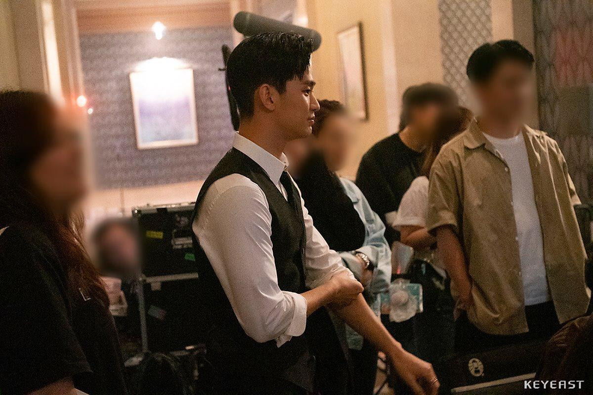 Choáng ngợp trước vẻ ngoài trẻ trung, điển trai của Kim Soo Hyun tại hậu trường bộ phim 'Hotel Del Luna' Ảnh 9