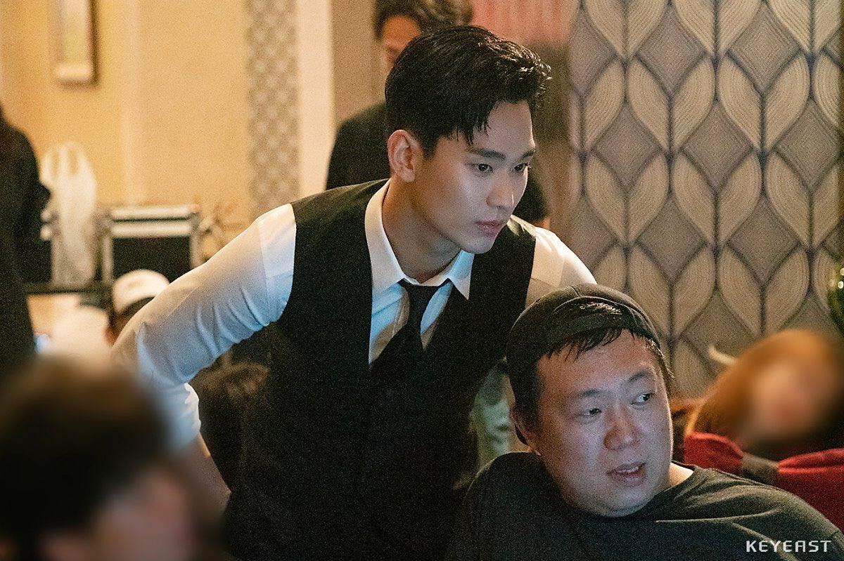 Choáng ngợp trước vẻ ngoài trẻ trung, điển trai của Kim Soo Hyun tại hậu trường bộ phim 'Hotel Del Luna' Ảnh 7