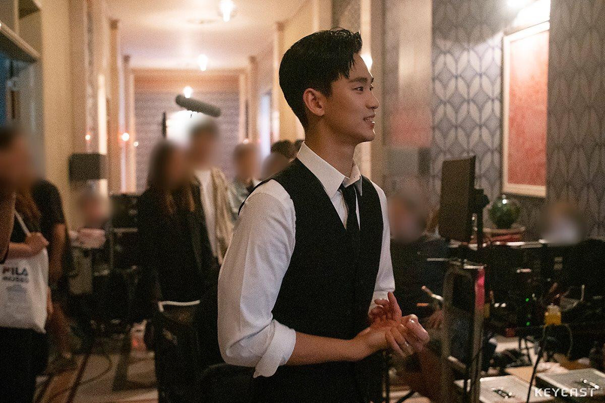 Choáng ngợp trước vẻ ngoài trẻ trung, điển trai của Kim Soo Hyun tại hậu trường bộ phim 'Hotel Del Luna' Ảnh 8