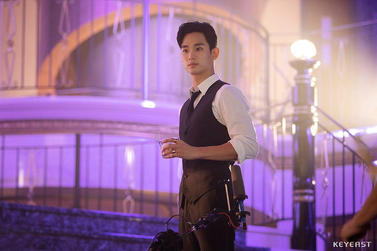 Choáng ngợp trước vẻ ngoài trẻ trung, điển trai của Kim Soo Hyun tại hậu trường bộ phim 'Hotel Del Luna' Ảnh 17