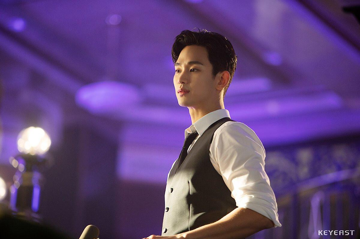 Choáng ngợp trước vẻ ngoài trẻ trung, điển trai của Kim Soo Hyun tại hậu trường bộ phim 'Hotel Del Luna' Ảnh 14