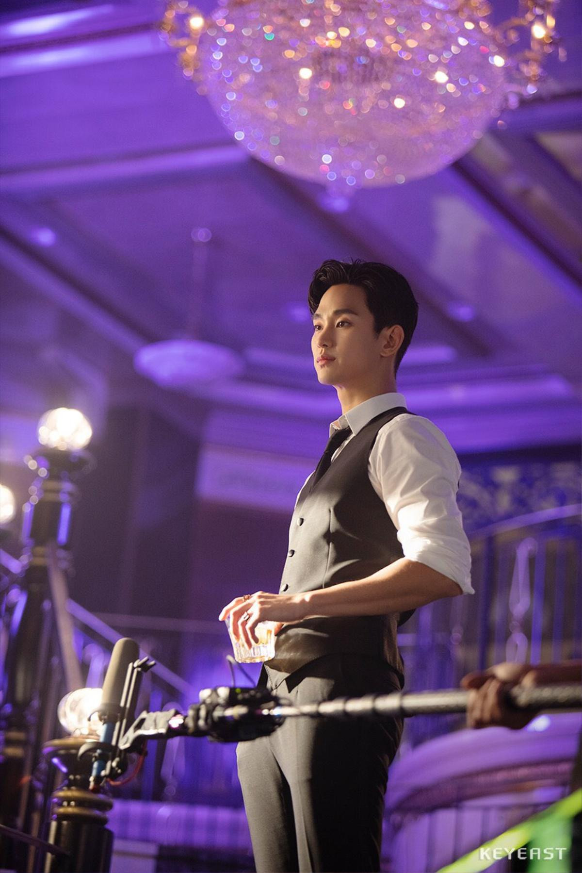 Choáng ngợp trước vẻ ngoài trẻ trung, điển trai của Kim Soo Hyun tại hậu trường bộ phim 'Hotel Del Luna' Ảnh 13