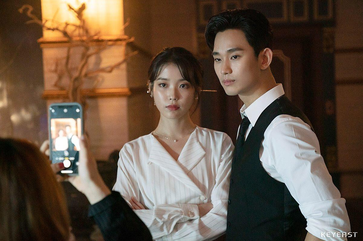 Choáng ngợp trước vẻ ngoài trẻ trung, điển trai của Kim Soo Hyun tại hậu trường bộ phim 'Hotel Del Luna' Ảnh 2