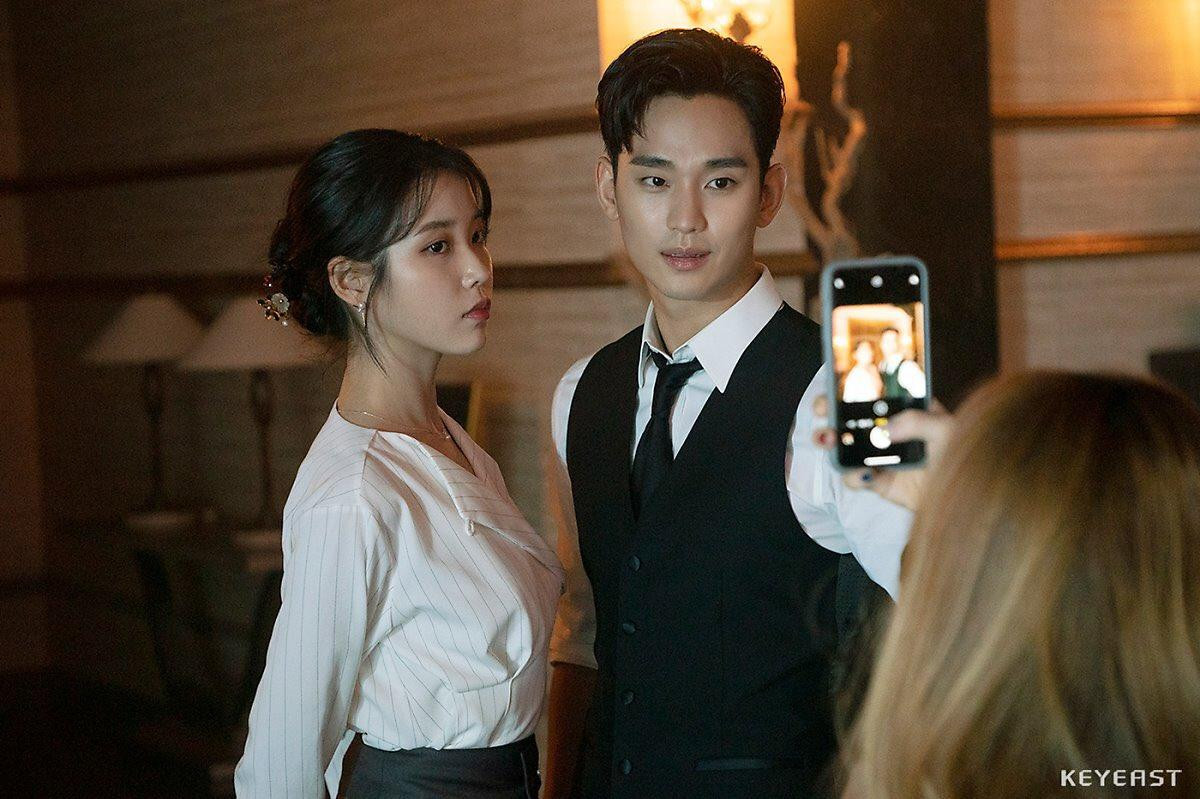 Choáng ngợp trước vẻ ngoài trẻ trung, điển trai của Kim Soo Hyun tại hậu trường bộ phim 'Hotel Del Luna' Ảnh 1