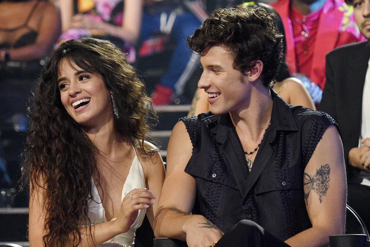 Sau nụ hôn gây bão mạng xã hội, Camila Cabello và Shawn Mendes bị chỉ trích dữ dội vì… lố bịch Ảnh 5