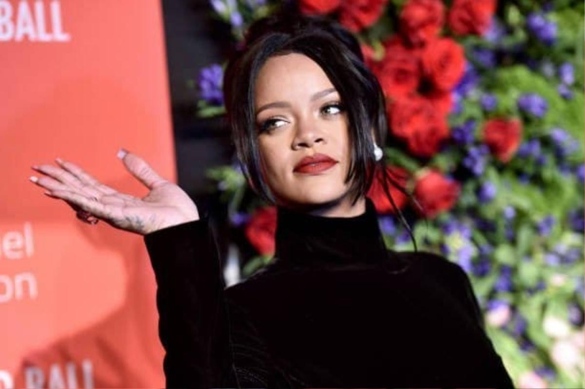 Lâu lắm mới tái xuất trên sân khấu, Rihanna bất ngờ vướng nghi án mang bầu Ảnh 1