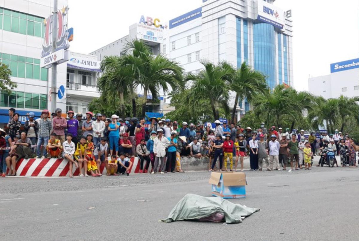 Hoảng hồn phát hiện xác thai nhi khi giúp người phụ nữ nhặt bao tải rơi xuống đường Ảnh 1