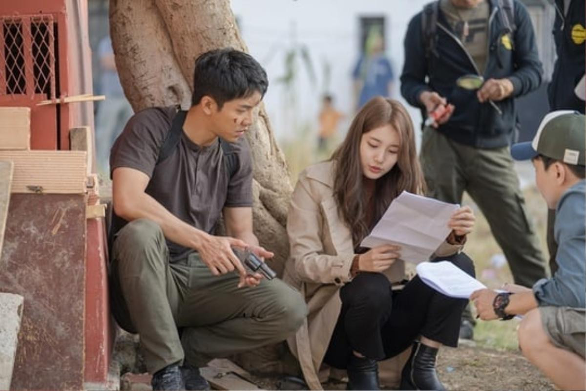 Đoàn phim khen ngợi sự thân thiện, chăm chỉ của Suzy và Lee Seung Gi trong hậu trường Vagabond Ảnh 3