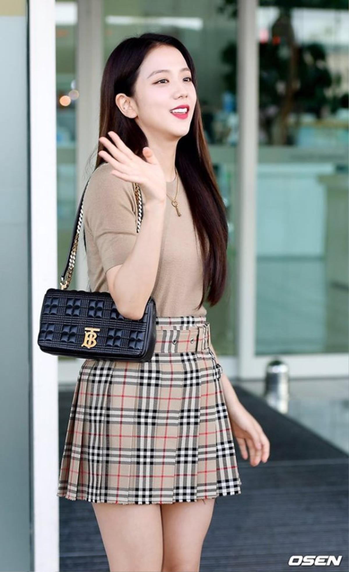 Jisoo Black Pink diện cả set đồ Burberry sang chảnh tham gia London Fashion Week Ảnh 2