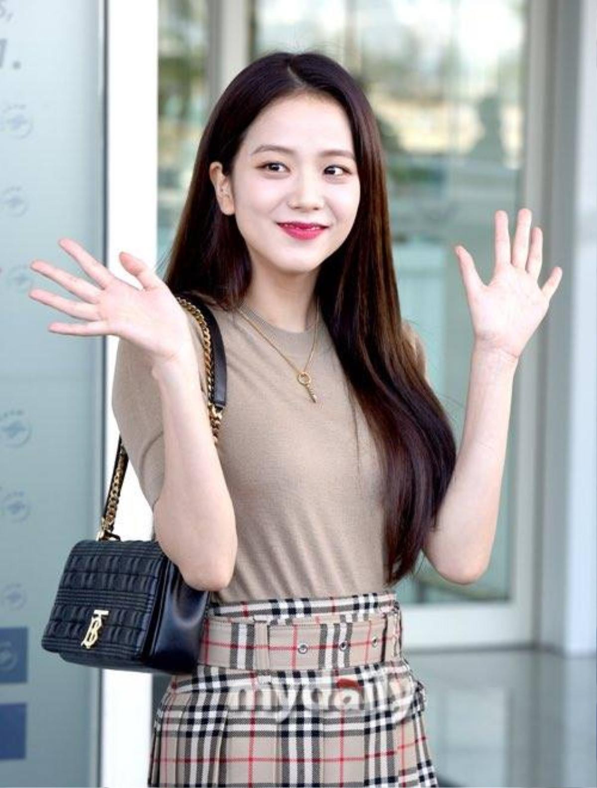 Jisoo Black Pink diện cả set đồ Burberry sang chảnh tham gia London Fashion Week Ảnh 1