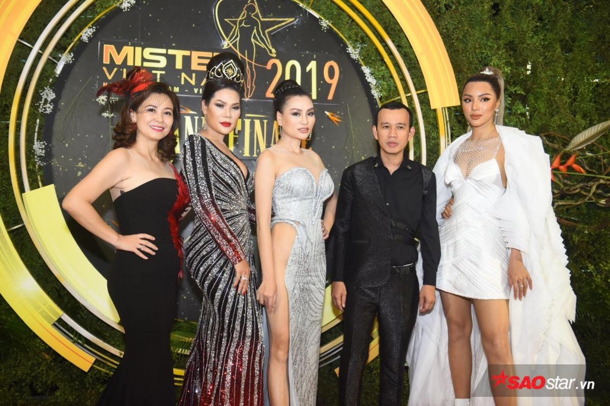 Chung kết Mister Vietnam 2019: DOMINIX 'đánh lẻ', Ngọc Tình 'hộ tống' Khả Trang chiếm spotlight thảm đỏ Ảnh 16