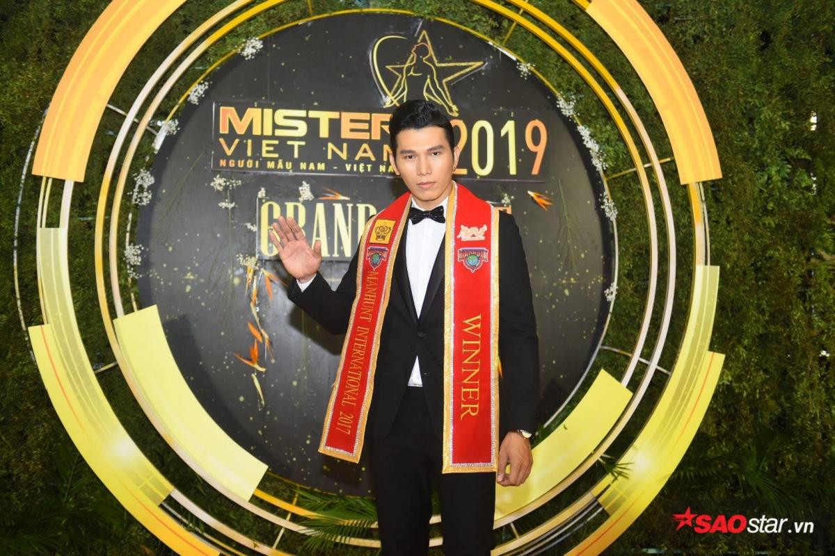 Chung kết Mister Vietnam 2019: DOMINIX 'đánh lẻ', Ngọc Tình 'hộ tống' Khả Trang chiếm spotlight thảm đỏ Ảnh 2