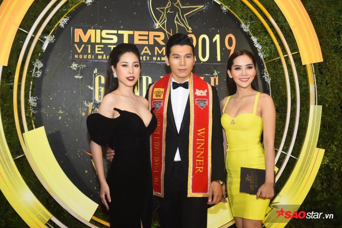 Chung kết Mister Vietnam 2019: DOMINIX 'đánh lẻ', Ngọc Tình 'hộ tống' Khả Trang chiếm spotlight thảm đỏ Ảnh 12