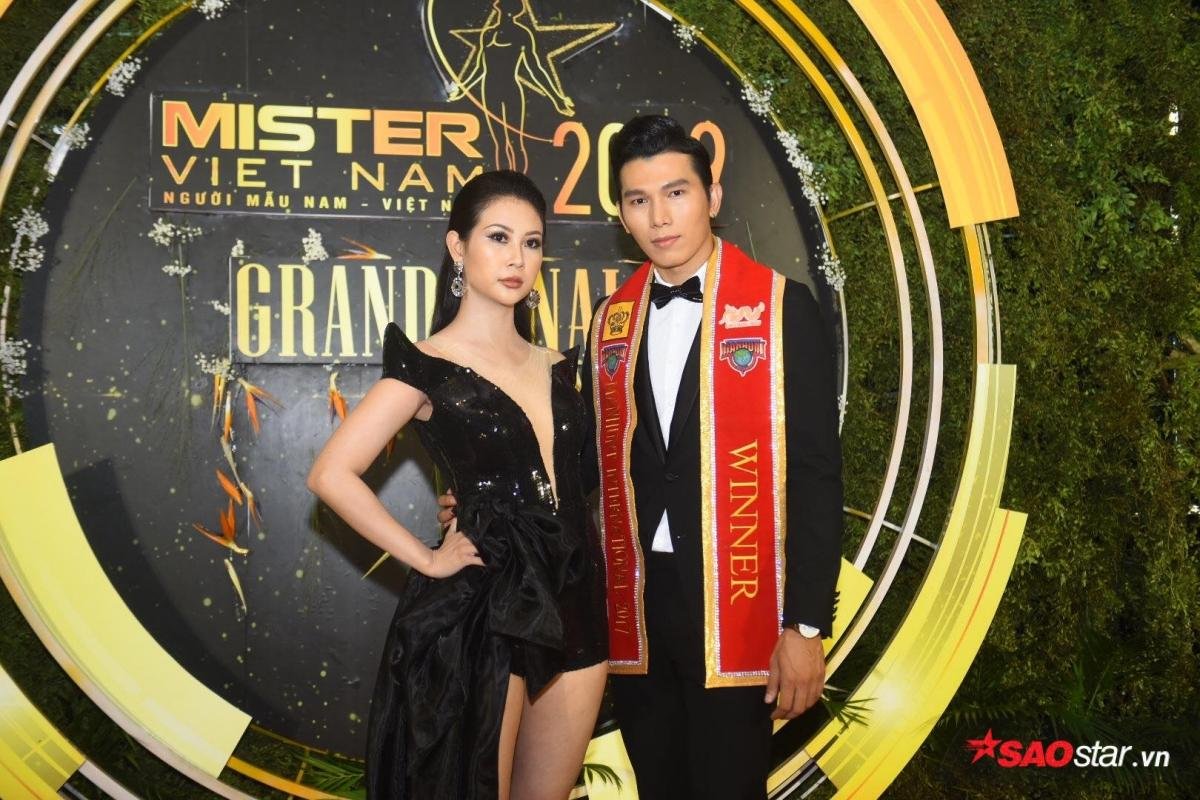 Chung kết Mister Vietnam 2019: DOMINIX 'đánh lẻ', Ngọc Tình 'hộ tống' Khả Trang chiếm spotlight thảm đỏ Ảnh 11