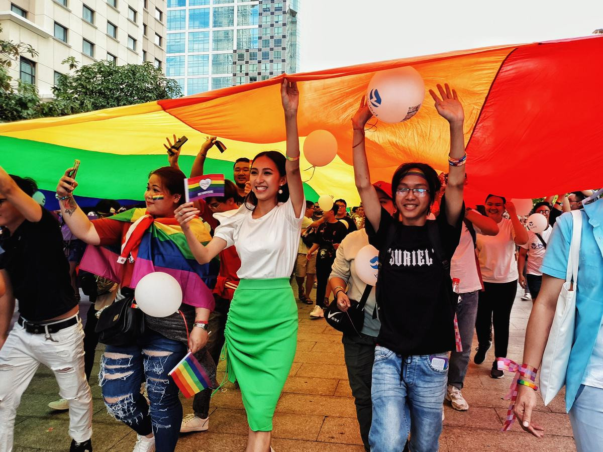 VietPride 2019: 'Đi cùng con cô thấy vui lắm, con của mình chứ con ai đâu mà ghét bỏ' Ảnh 12