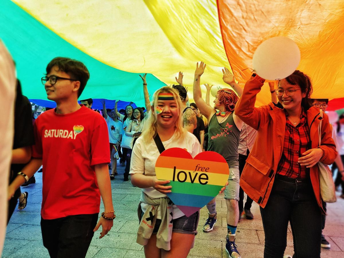 VietPride 2019: 'Đi cùng con cô thấy vui lắm, con của mình chứ con ai đâu mà ghét bỏ' Ảnh 11