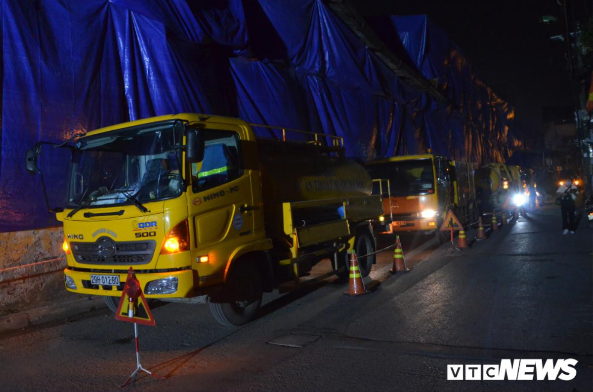 30 công nhân trắng đêm nạo vét cống rãnh nước thải nhiễm thủy ngân quanh Công ty Rạng Đông Ảnh 6