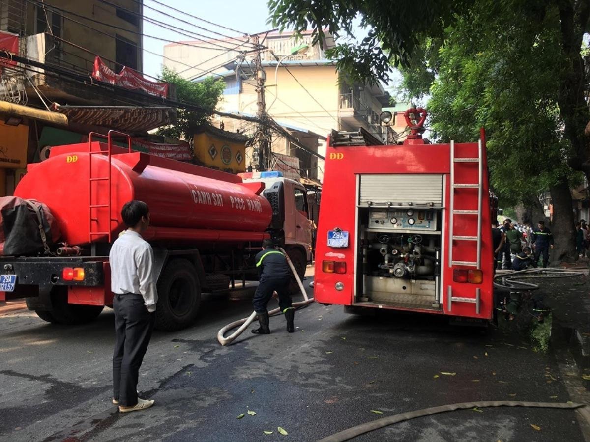 Cháy cửa hàng 3 tầng ở Hà Nội, nhiều người hoảng sợ nhảy xuống mái tôn thoát thân Ảnh 4