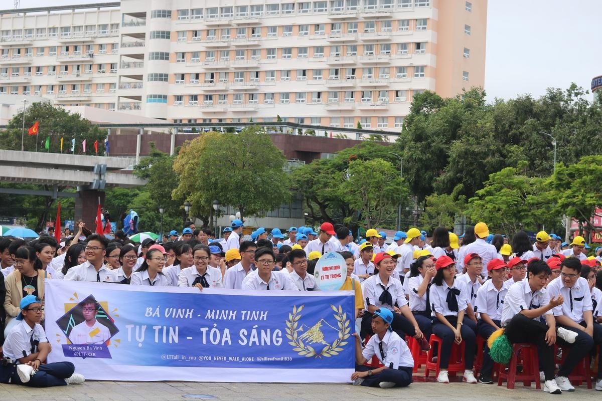 Hàng ngàn học sinh và thầy cô Cần Thơ đội mưa cổ vũ cho Bá Vinh tại trận chung kết Đường lên đỉnh Olympia 2019 Ảnh 1