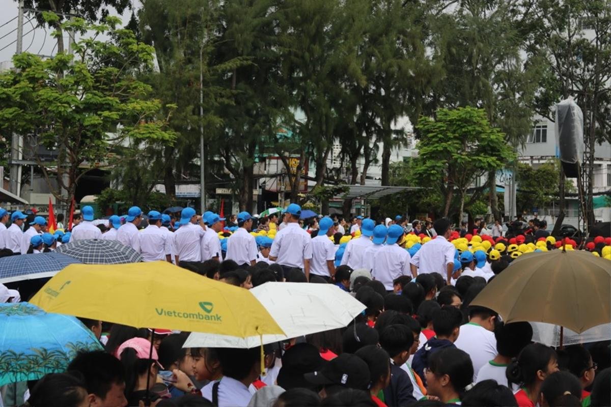 Hàng ngàn học sinh và thầy cô Cần Thơ đội mưa cổ vũ cho Bá Vinh tại trận chung kết Đường lên đỉnh Olympia 2019 Ảnh 10