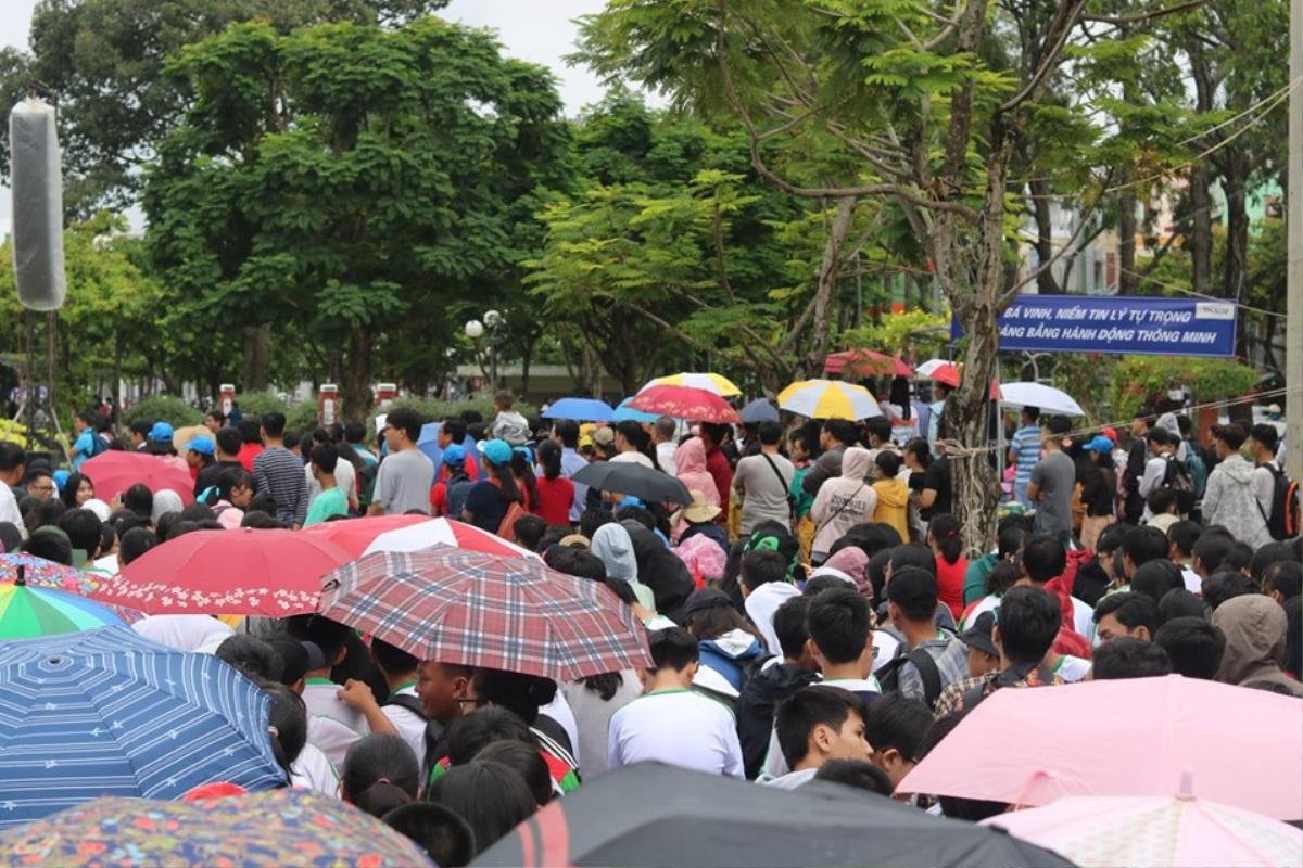 Hàng ngàn học sinh và thầy cô Cần Thơ đội mưa cổ vũ cho Bá Vinh tại trận chung kết Đường lên đỉnh Olympia 2019 Ảnh 11