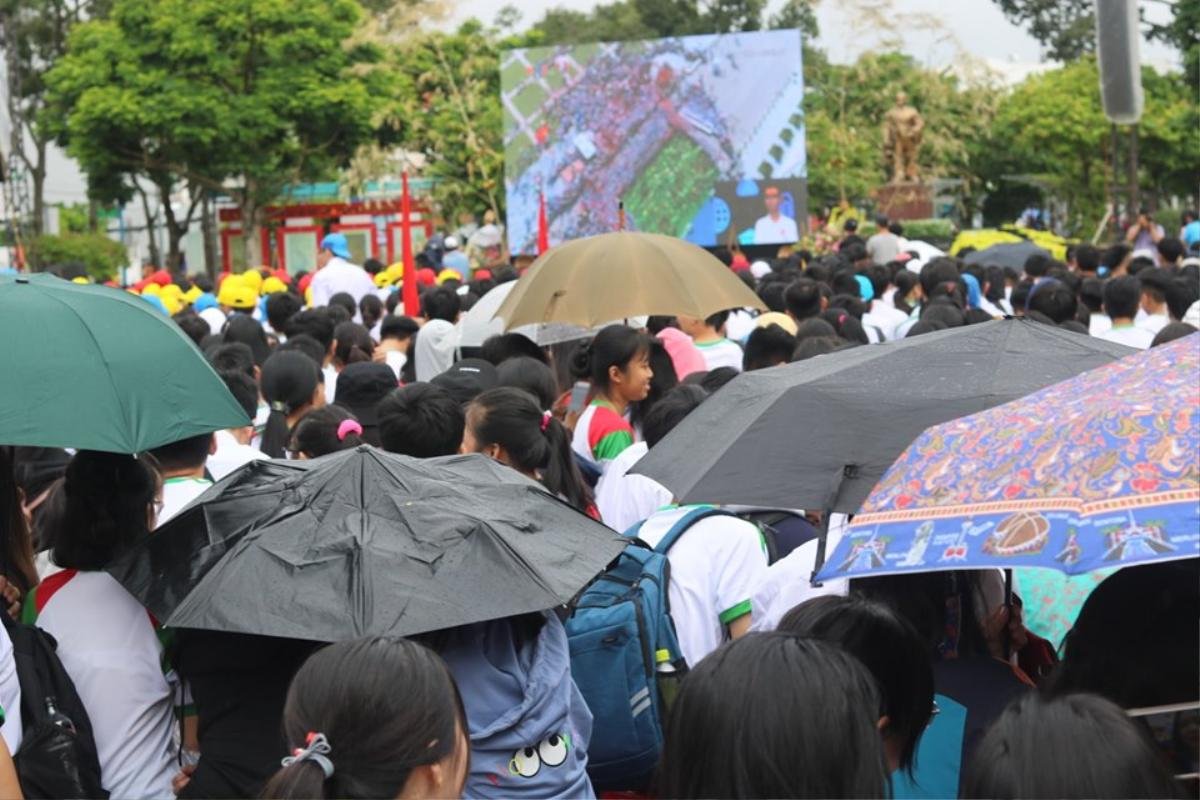 Hàng ngàn học sinh và thầy cô Cần Thơ đội mưa cổ vũ cho Bá Vinh tại trận chung kết Đường lên đỉnh Olympia 2019 Ảnh 12